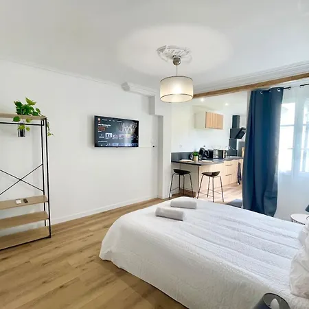 Le Petit Saintonge-cour Privee Et Climatiseur Apartment *