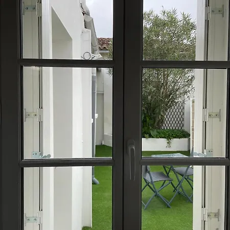 Apartment Le Petit Saintonge-cour Privee Et Climatiseur Saintes