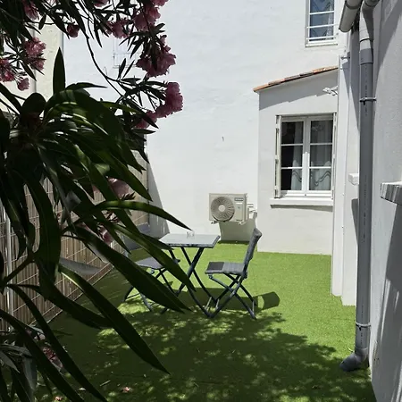 Le Petit Saintonge-cour Privee Et Climatiseur Apartment