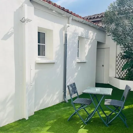 Le Petit Saintonge-cour Privee Et Climatiseur Apartment